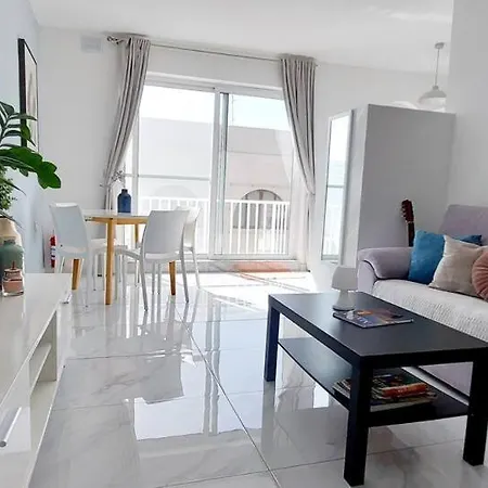 Duplex Penthouse With 3-bedrooms, 2 Sofa Beds And Terrace, Close To The Sea شقة Gzira