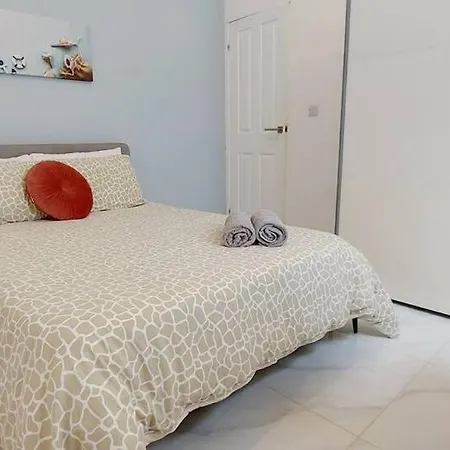 Duplex Penthouse With 3-bedrooms, 2 Sofa Beds And Terrace, Close To The Sea Apartament Gzira