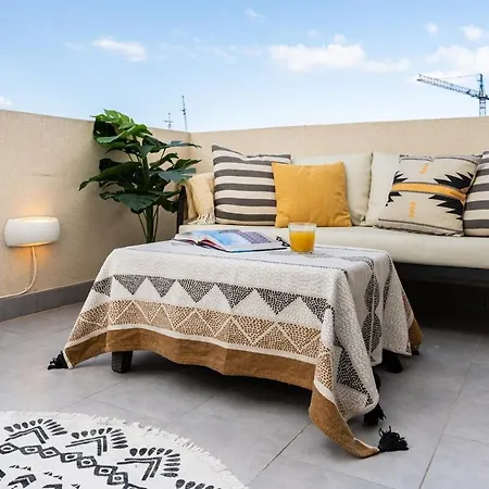 Duplex Penthouse With 3-bedrooms, 2 Sofa Beds And Terrace, Close To The Sea شقة Gzira